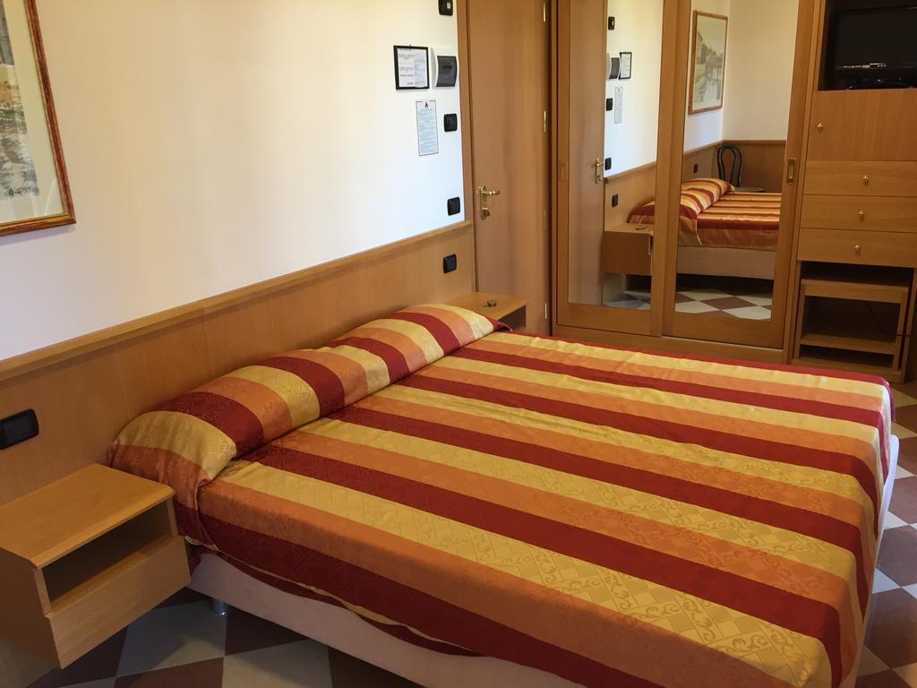 Hotel Fiorella 세니갈리아 객실 사진