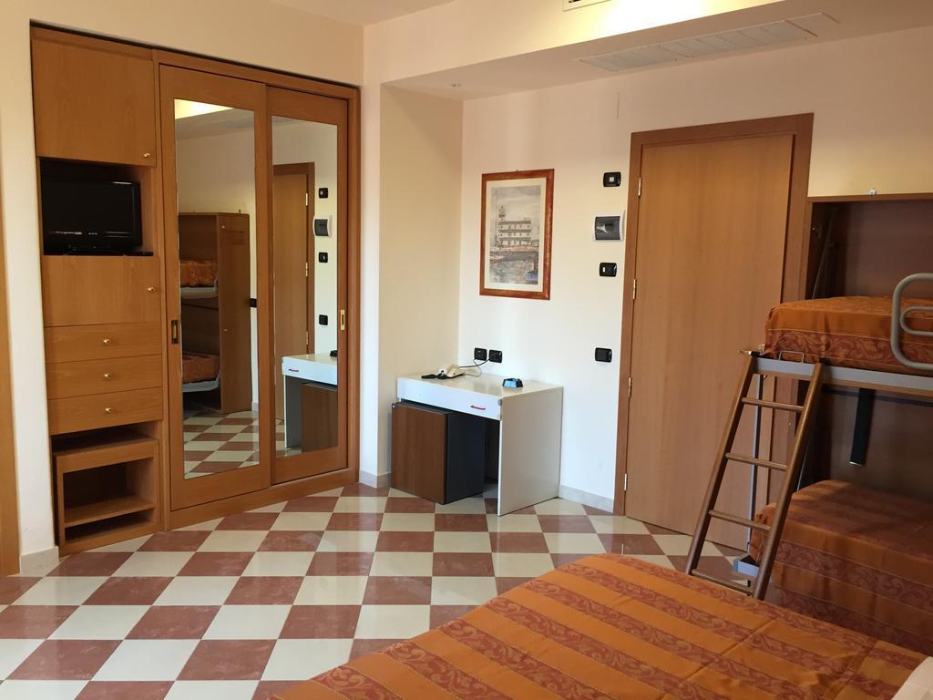 Hotel Fiorella 세니갈리아 객실 사진